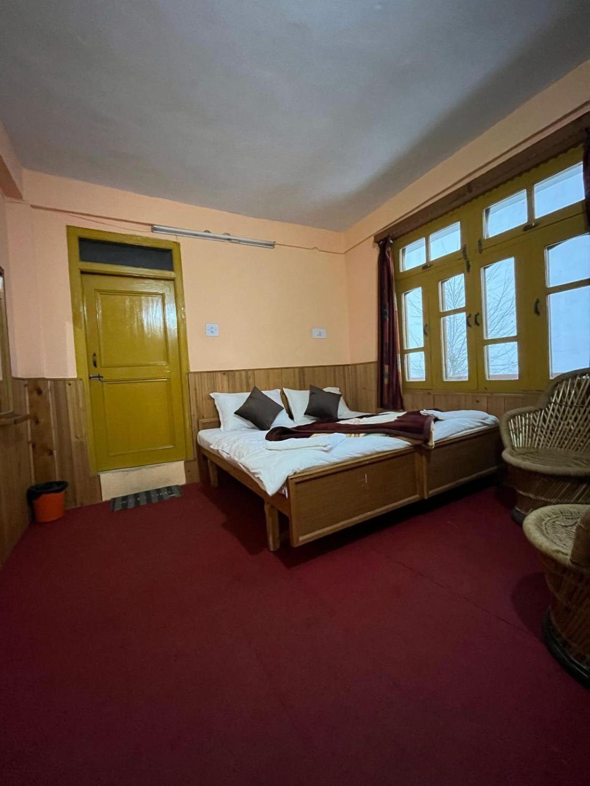 Sojhaholidayinn Shoja Exterior photo